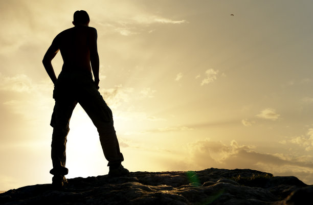 山上有一个人的剪影。图片下载