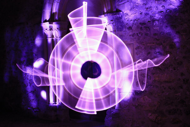 在光画中使用紫色光剑的抽象形状图片下载