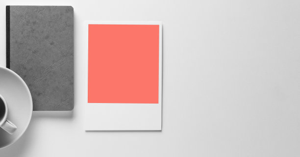 灰色皮革笔记本/书的白色背景孤立从上面与一个咖啡杯和一个空活珊瑚宝丽来图片与文字空间，模型为业务。图片下载