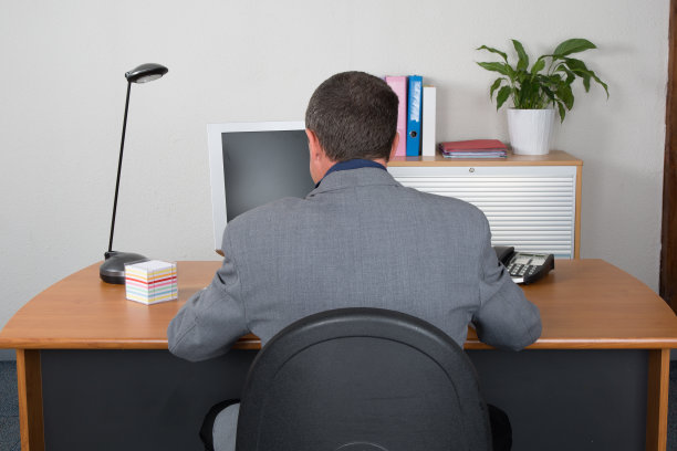 一个男人在办公室的后视图图片下载