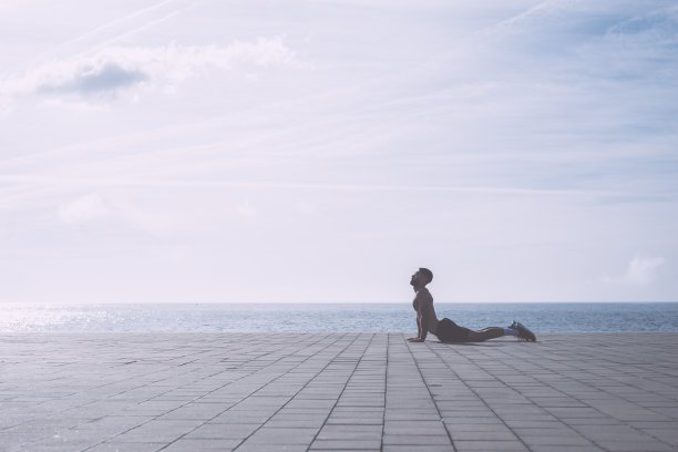 运动健美男子伸展运动后户外图片下载