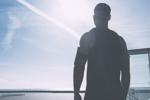 一个运动健将正在为户外锻炼做准备图片下载