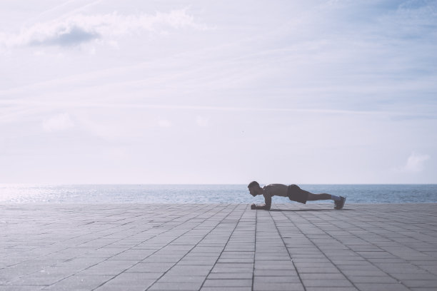 运动员在户外做平板支撑图片下载
