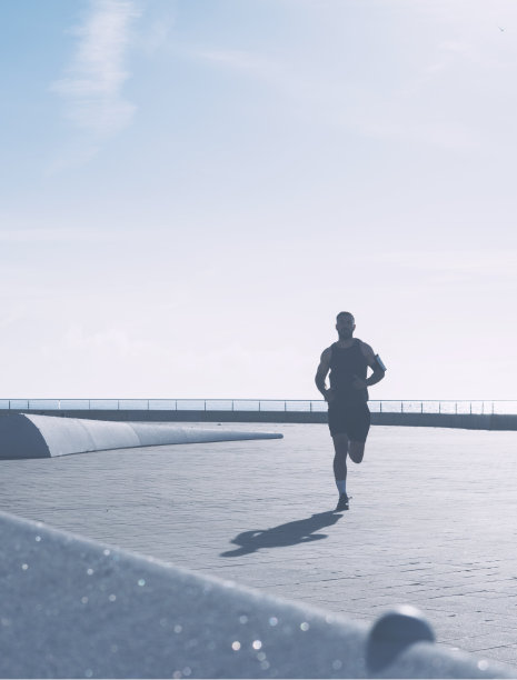 一个年轻人在海边跑步图片下载