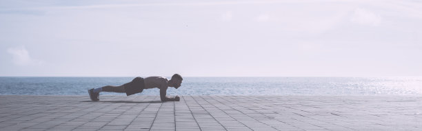 运动员在户外做平板支撑图片下载