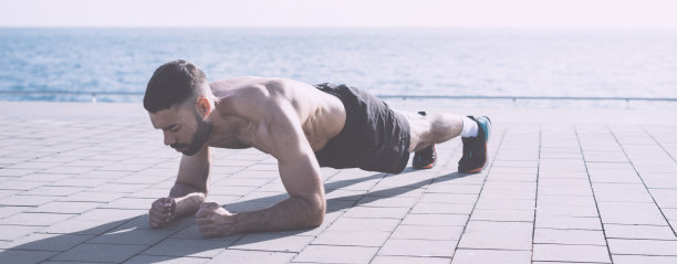 运动员在户外做平板支撑图片下载
