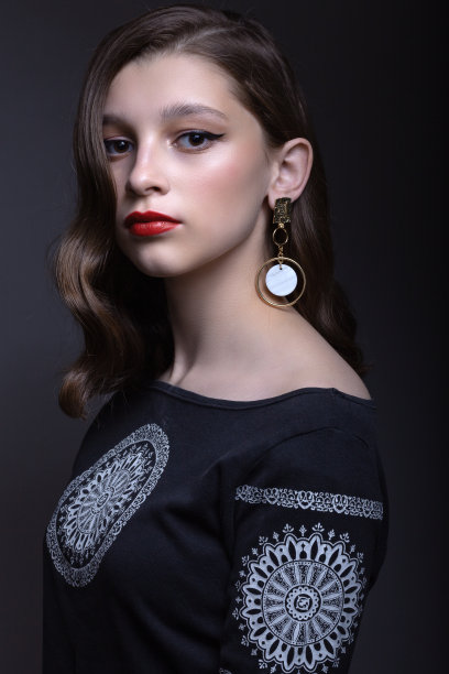 美丽的少女，美丽的妆容和发型。图片下载