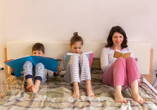 早上一家人在床上看书图片下载