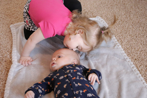 妹妹亲吻弟弟图片下载