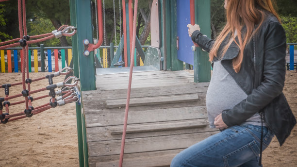 这是一张孕妇希望尽快和她的小宝宝玩耍的概念性照片图片下载