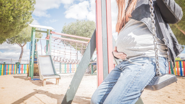 这是一张孕妇希望尽快和她的小宝宝玩耍的概念性照片图片下载