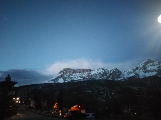 白云石山脉山图片下载