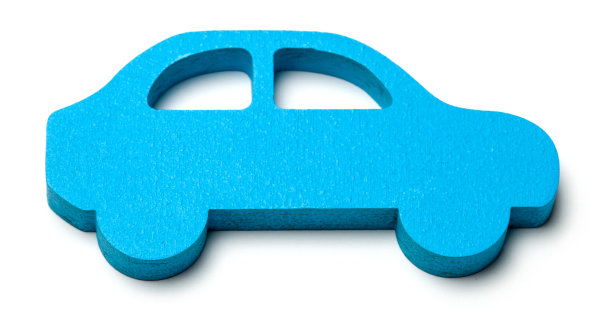 蓝色的汽车小雕像由木头制成，孤立在白色的背景上图片下载