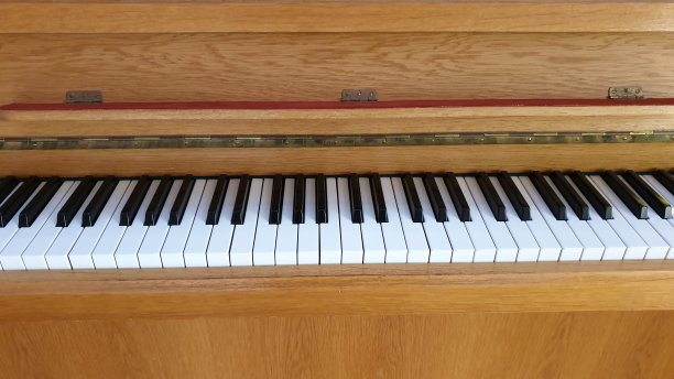 旧钢琴上的黑白键图片下载