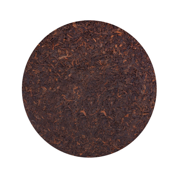 圆盘普洱茶孤立在白色背景。中国茶寿普儿。压榨发酵普洱茶。宏关闭。香醇的红茶普洱茶。健康的饮料。图片下载