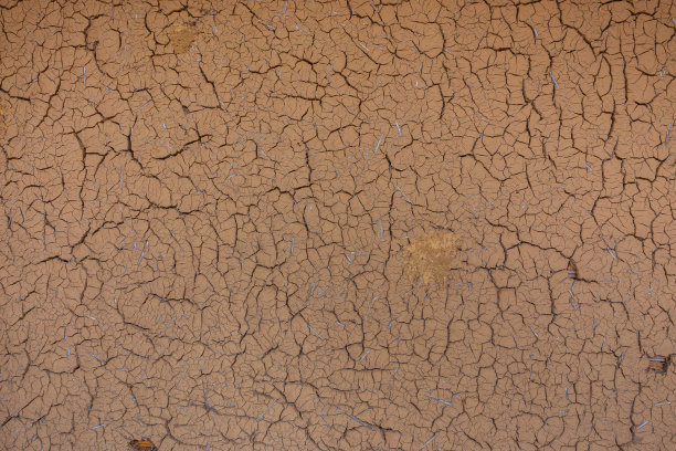 日本一所房子的泥墙上的裂缝图片下载