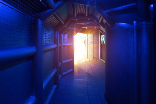 科幻场景，航天器中的金属通道图片下载