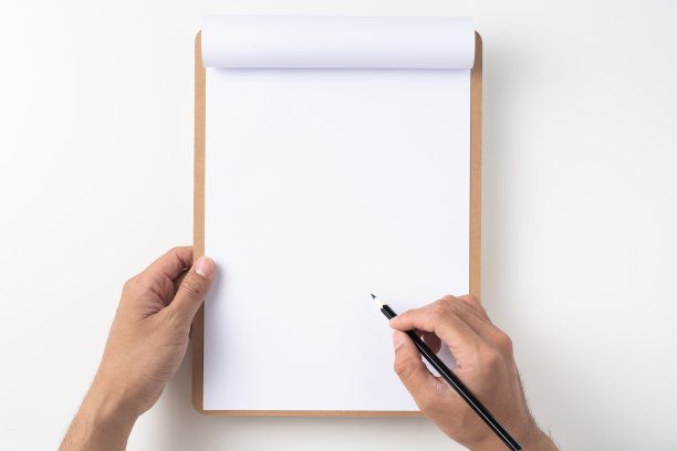 白色翻转纸在剪贴板上孤立在白色图片下载