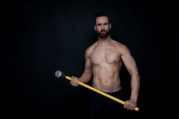 有男子气概的赤膊男子拿着锤子图片下载