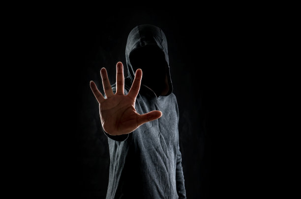 黑色背景的连帽衫男图片下载