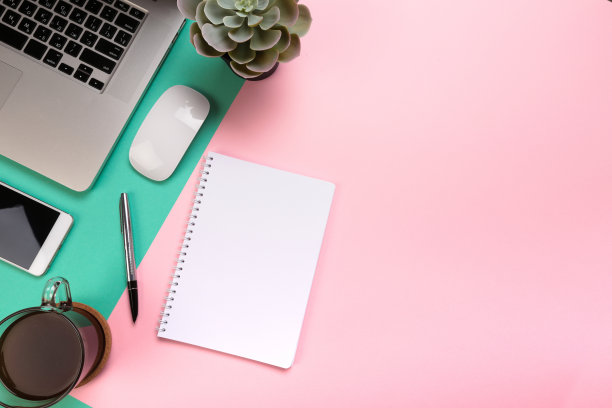蜡笔办公桌子桌子与笔记本电脑和用品。顶视图与复制空间，平放。——图片图片下载