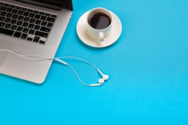 办公室办公桌工作空间-平铺顶视图模型照片的工作空间与笔记本电脑，咖啡杯和智能手机在蓝色柔和的背景。粉蓝色复制空间办公桌的概念。——图片图片下载