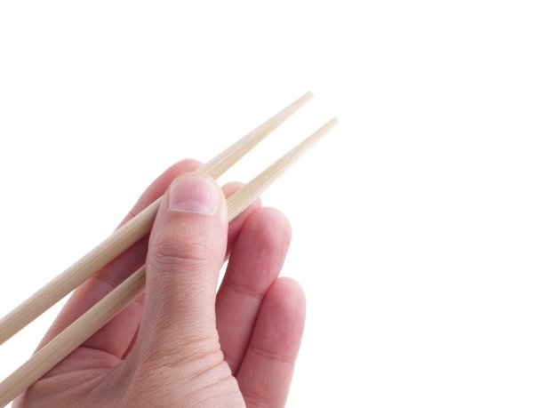 男性的手用亚洲木棒吃东西，孤立在白色背景上。图片下载