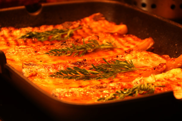 烤猪肉排或韩国烧烤五花肉培根在烤架上。水平宏观图片下载