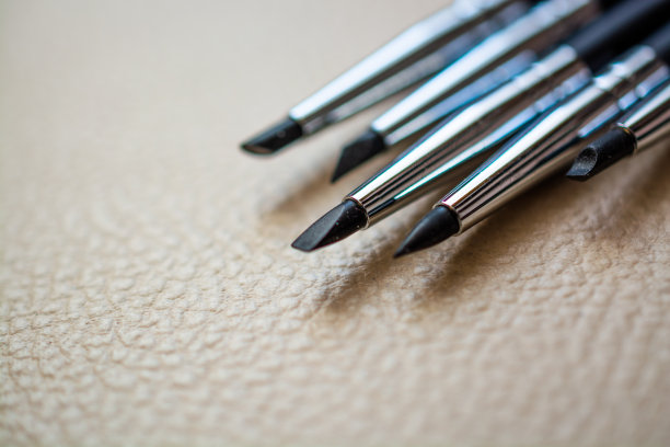 泥塑堆。带橡皮头的工具。有选择性的重点。图片下载