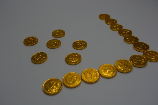 甜巧克力是以金币的形式出现的。漂亮的金丝溢流和金丝反光，具有古玩的风格。金融市场，有价值的硬币，黄金和纸币。图片下载