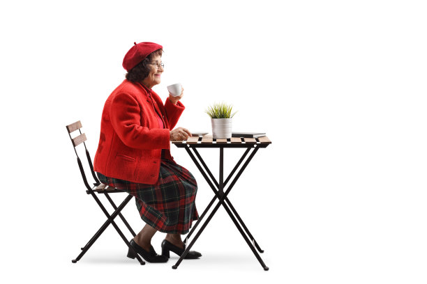 一位老妇人在咖啡馆喝咖啡图片下载