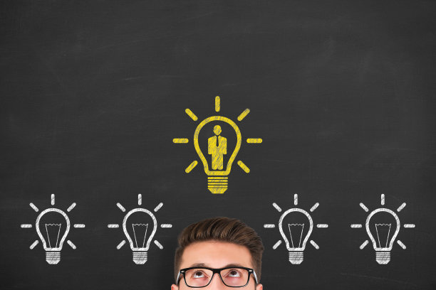 黑板背景下的人力资源概念图片下载