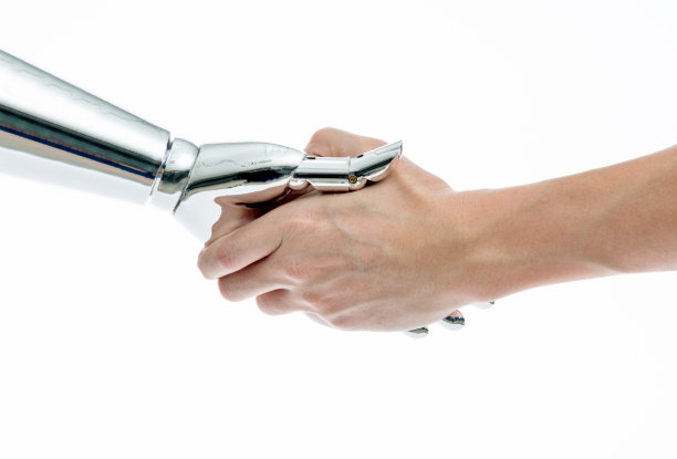 男人和机器人在白色背景上握手图片下载