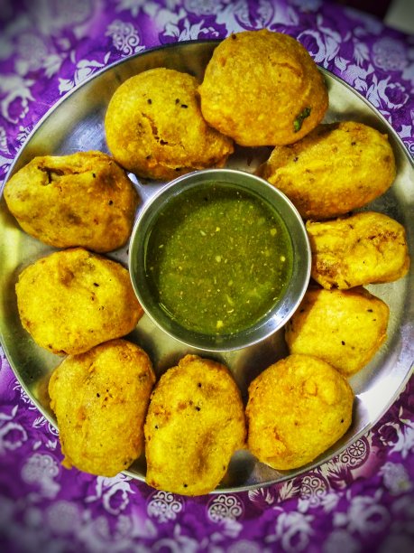 印度流行小吃“Aloo Besan Chop”和“Dhaniya/Coriander Patta Spicy Chutney”俯视图。图片下载
