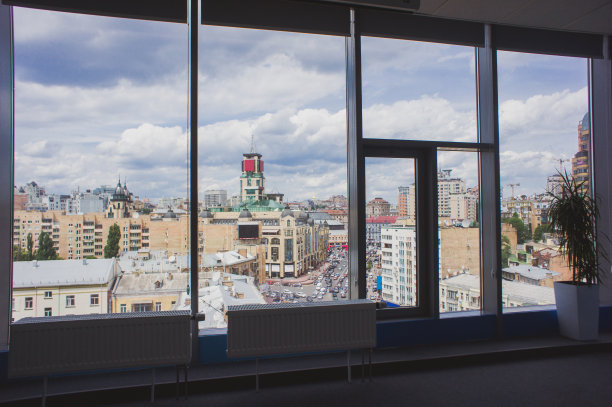 大窗户，看城市的建筑图片下载