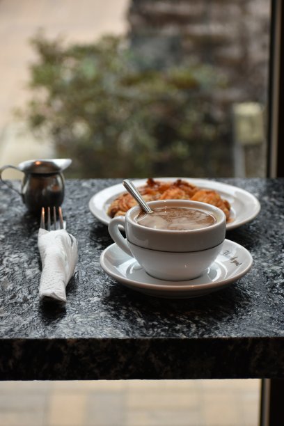 柜台上的咖啡和糕点图片下载