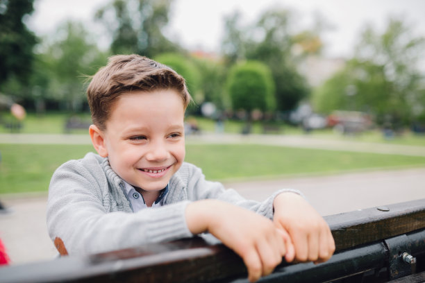 小男孩在公园里图片下载