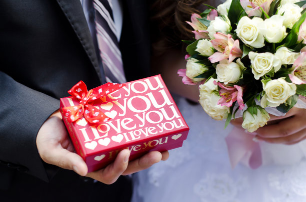 新郎手里拿着爱的红盒子图片下载