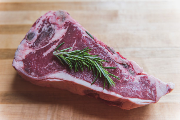 生牛排配海盐和迷迭香图片下载