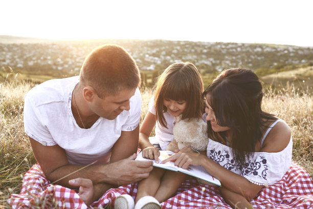 家庭是读一本自然的书。图片下载
