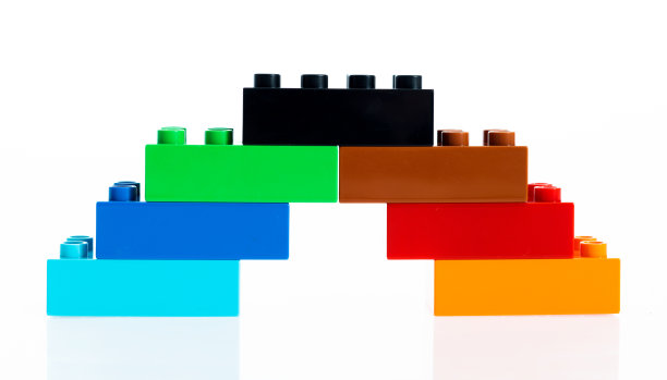 白色背景的塑料块楼梯图片下载