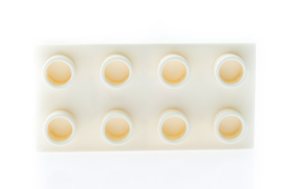 白色背景上的塑料积木图片下载