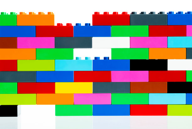 白色背景的塑料块墙图片下载