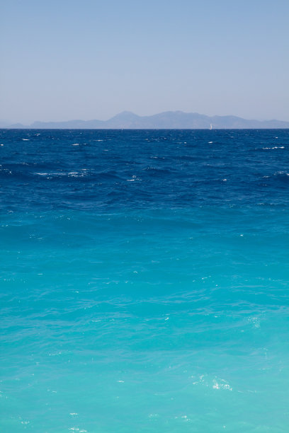 爱琴海碧绿的海水。海景和山景。海蓝宝石水面。海滨旅游休闲。图片下载