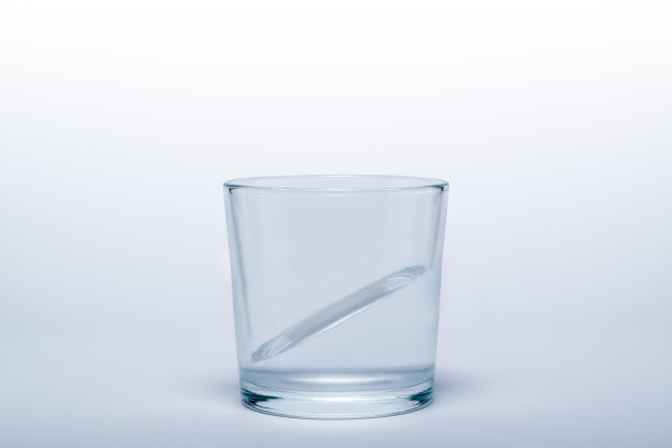 一杯斜面孤立在白色背景上的水图片下载
