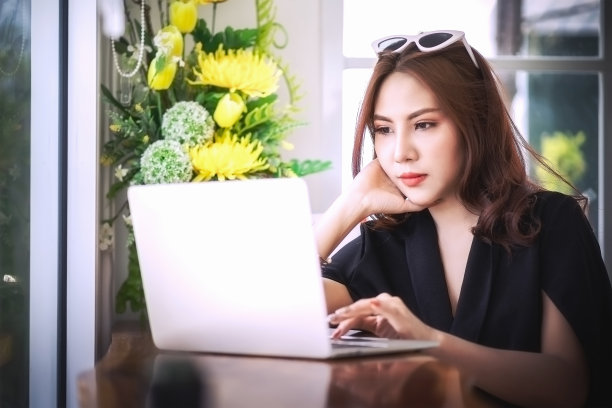 咖啡厅里的年轻女子。图片下载