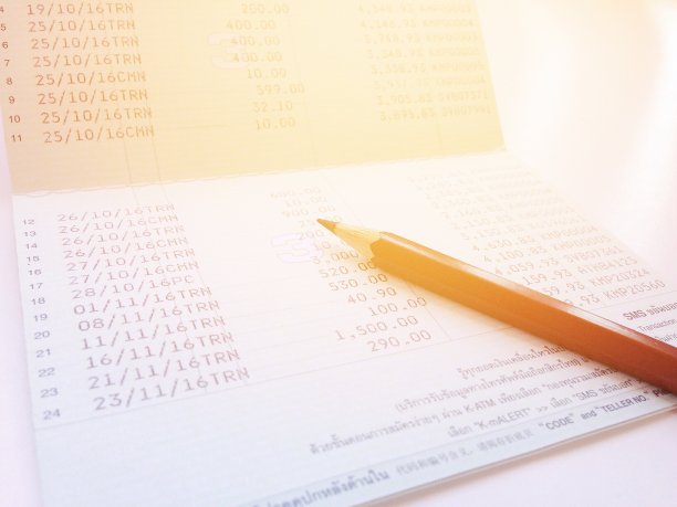 储蓄账簿或财务报表和笔放在办公桌的桌子上图片下载