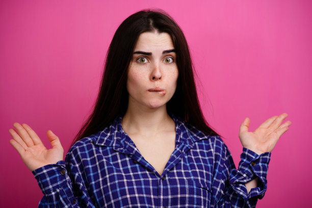 犹豫的年轻女子举起手沮丧图片下载