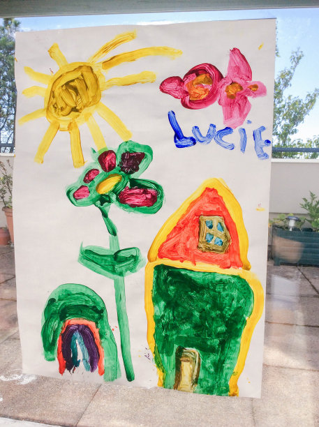 孩子描绘了太阳下的房子和花园图片下载