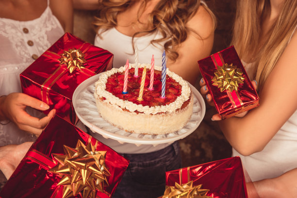 特写照片快乐的女朋友拿着生日礼物和蛋糕图片下载